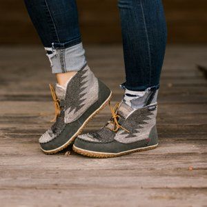 ✙NWT✙ Minnetonka Torrey Moccasin Boots [Grey Aztec]